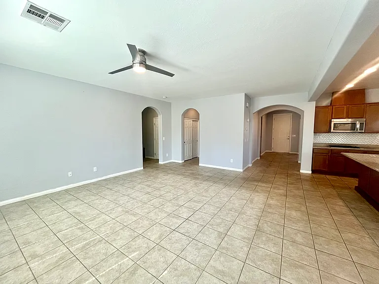 576 Glassford Ct — Photo 11
