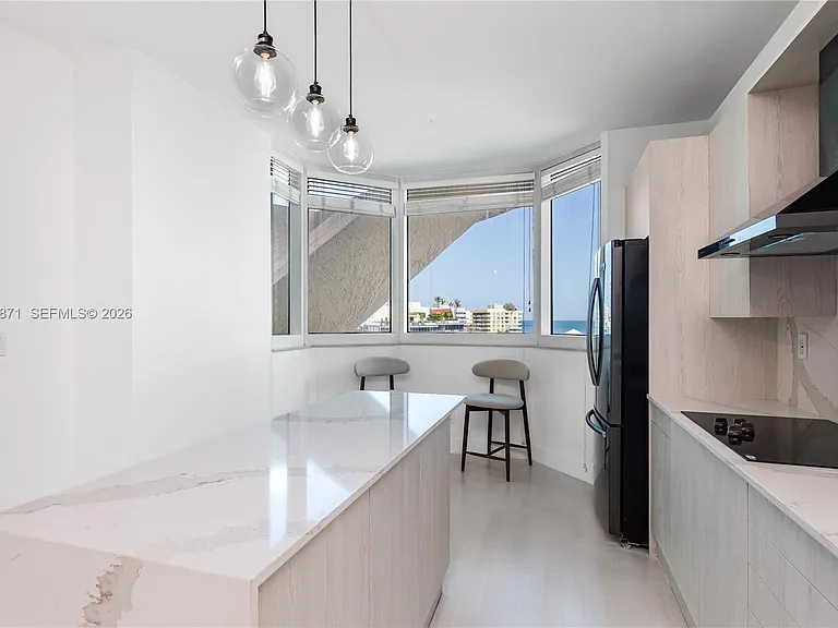 300 S Pointe Dr #907 — Photo 15