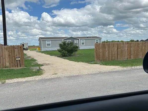 231 Medina Verde Rd, Natalia, TX 78059