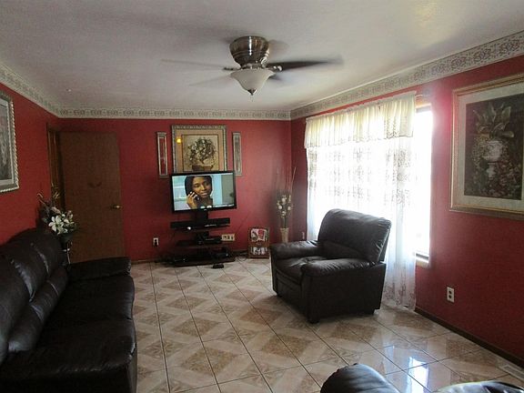 3rd image of 1705 N Pinecrest Ave