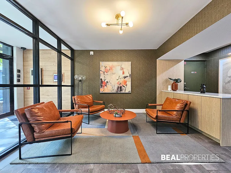 452 W Oakdale — Photo 12
