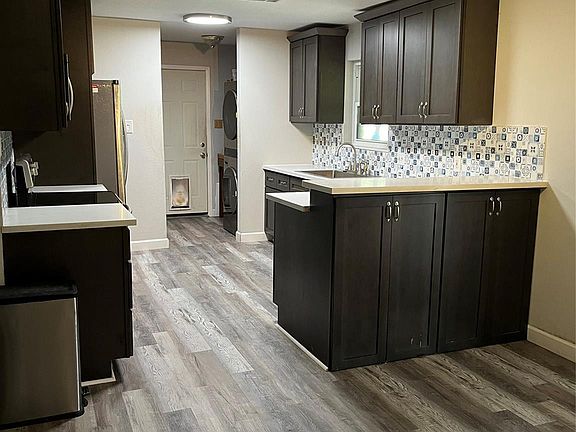 3rd image of 6213 Creekside Ln