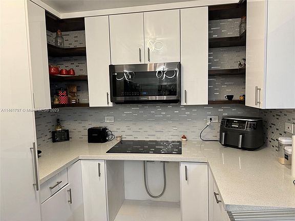 3rd image of 9491 Palm Cir S APT 104