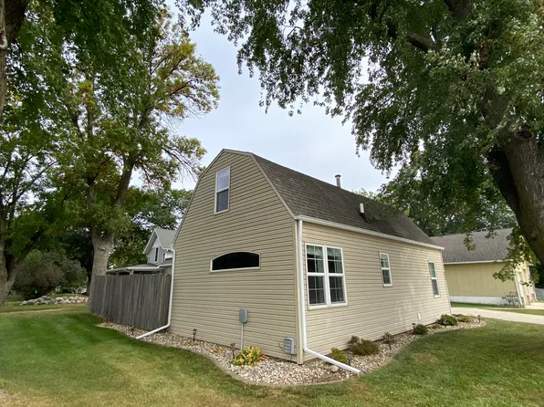 512 23rd St, Spirit Lake, IA 51360