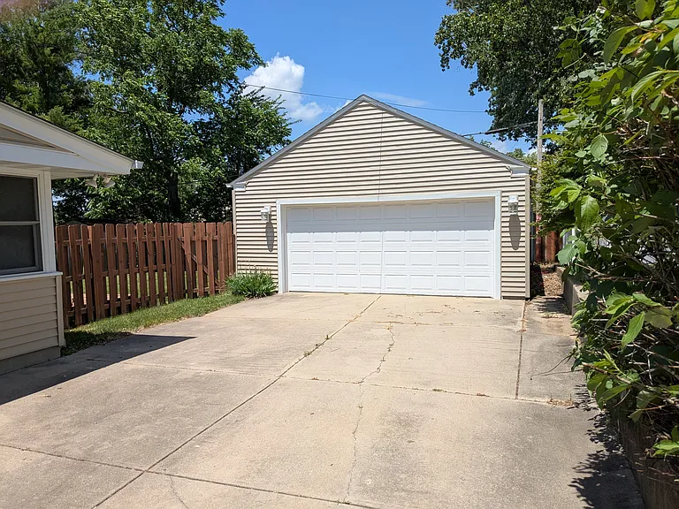 2416 Burrmont Rd — Photo 3