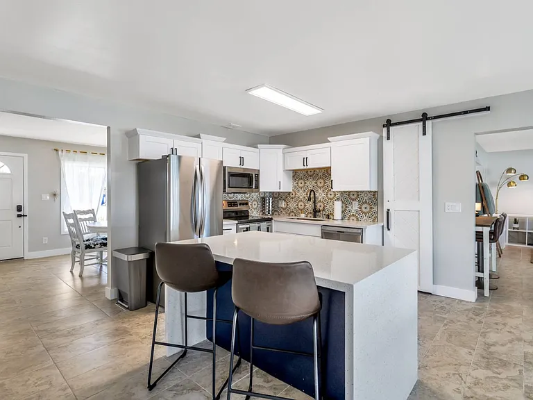 2124 E Hillery Dr — Photo 9