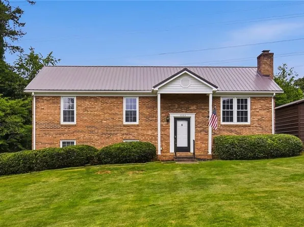 3593 Deerhunter Ln, Tobaccoville, NC 27050