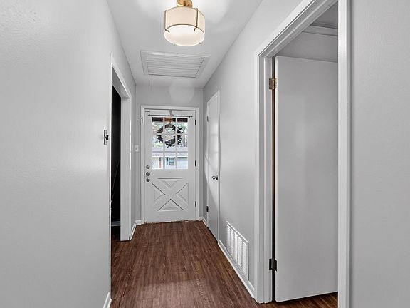 5th image of 901 Rhodes Dr