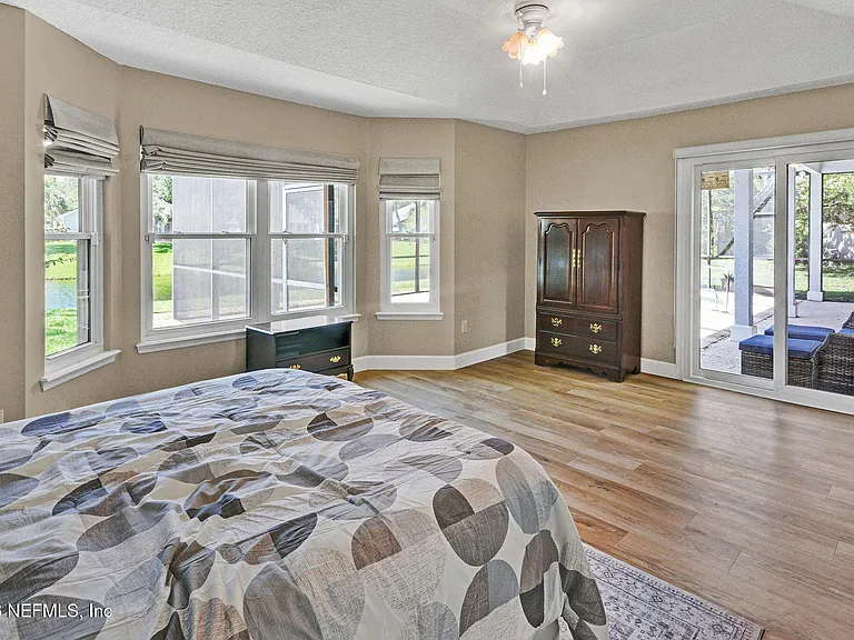 952 Blackberry Ln — Photo 5