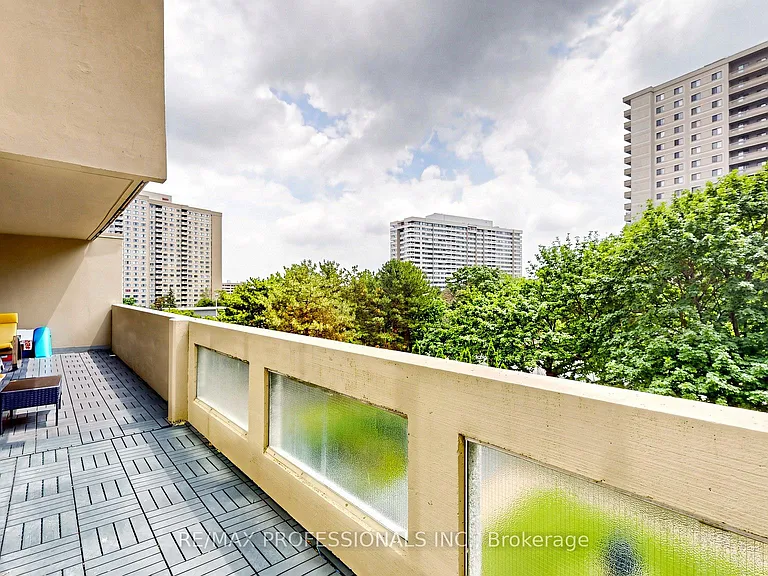 3590 Kaneff Cres #313 — Photo 31