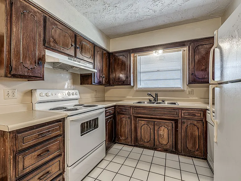 4132 NW 36th St — Photo 39