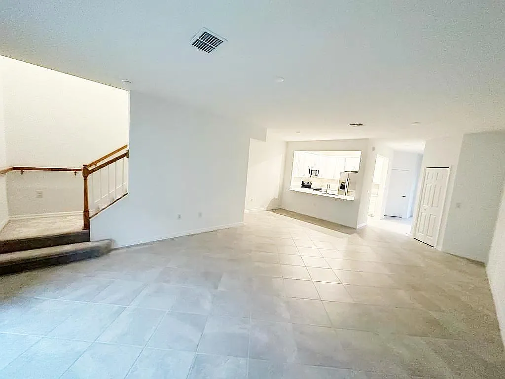 3 bed, 2.5 bath, 1879 sqft, $2,299 — Photo 2
