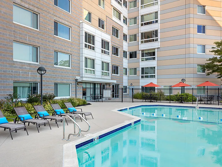 Peninsula Apartments — Photo 15