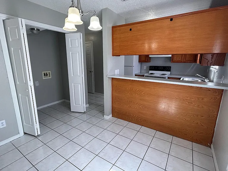 Las Violetas Apartments — Photo 49