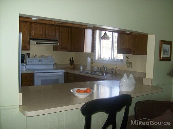 3rd image of 49936 Jefferson Ave