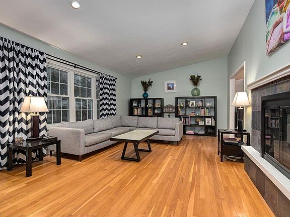 4th image of 22668 Meadowhill Ln