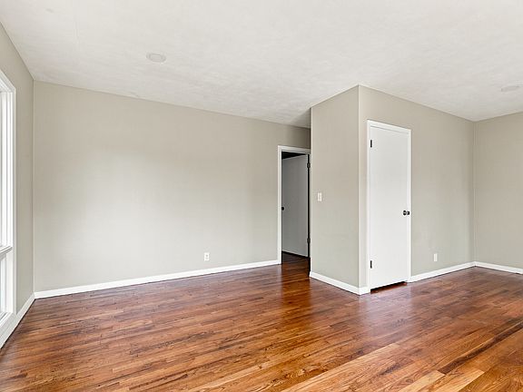 2nd image of 5011 48th St