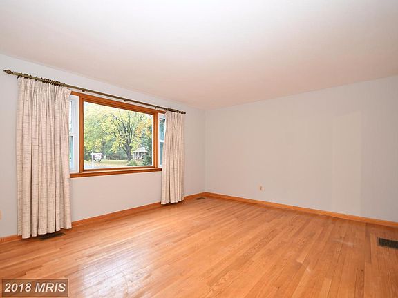 4th image of 2521 Bradfield Ave