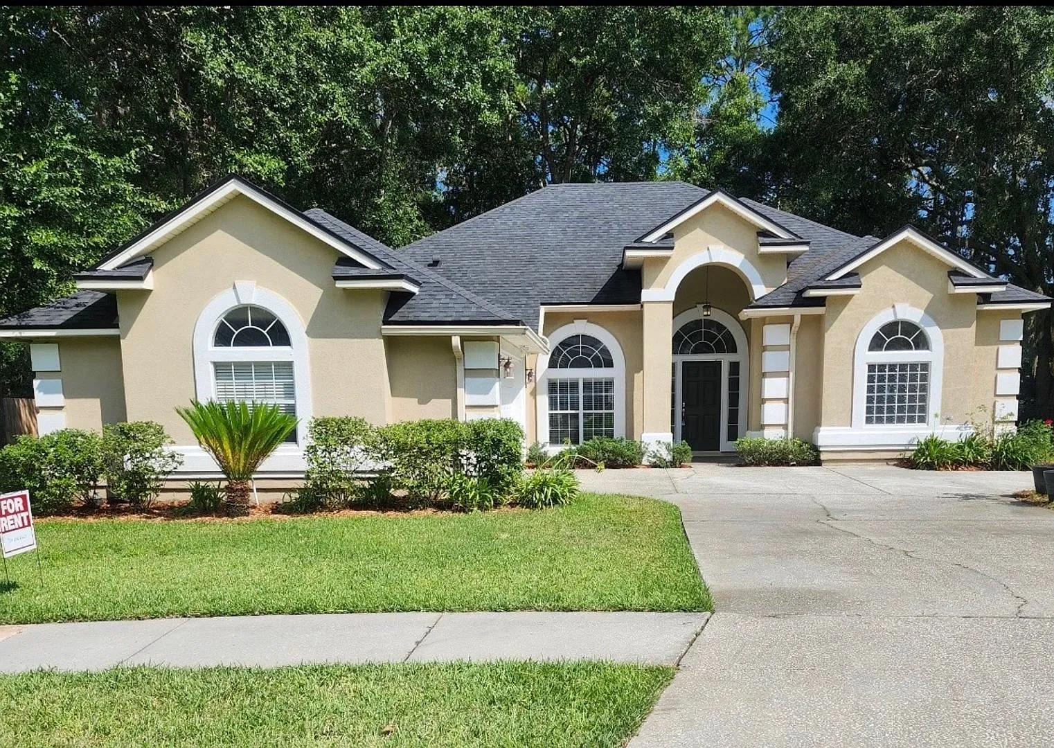 Lakefront Views, Fresh Updates & Lawn Care Included Just Minutes from Amelia Island! — Photo 1