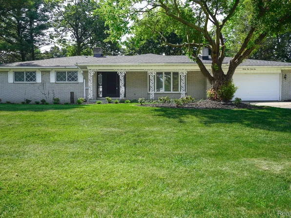 2949 Lacota Rd, Waterford, MI 48328