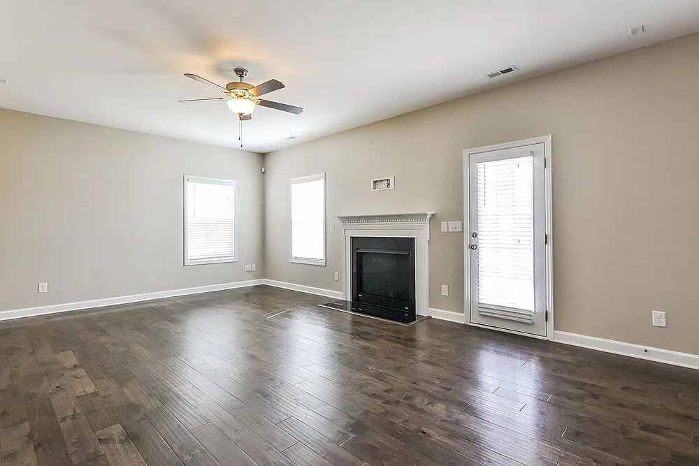 3 bed, 2.5 bath, 2018 sqft, $2,240 — Photo 3