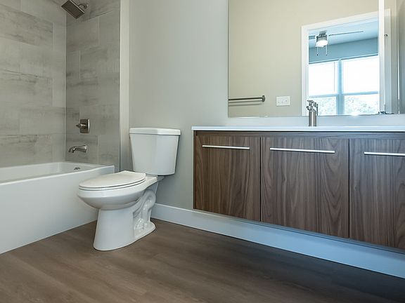 5th image of 2164 Forest Ave Suite 2
