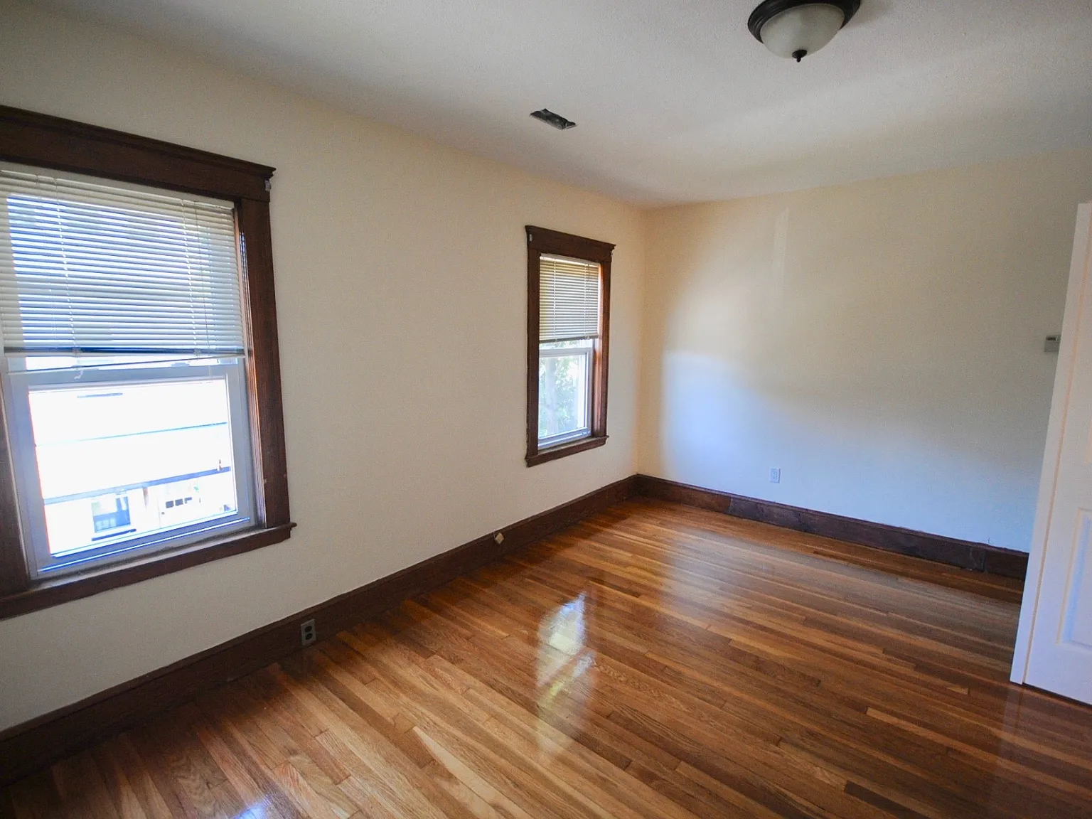 7 bed, 2300 sqft, $5,300 — Photo 4