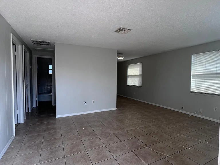 512 66th Ave W #B — Photo 1