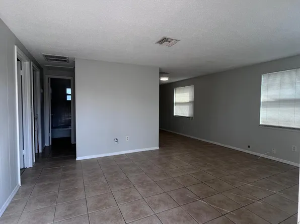 512 66th Ave W #B, Bradenton, FL 34207
