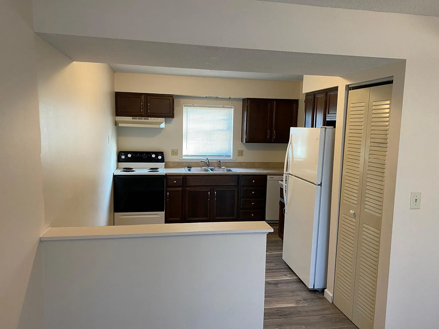 2 bed, 1.5 bath, 1050 sqft, $900 — Photo 3