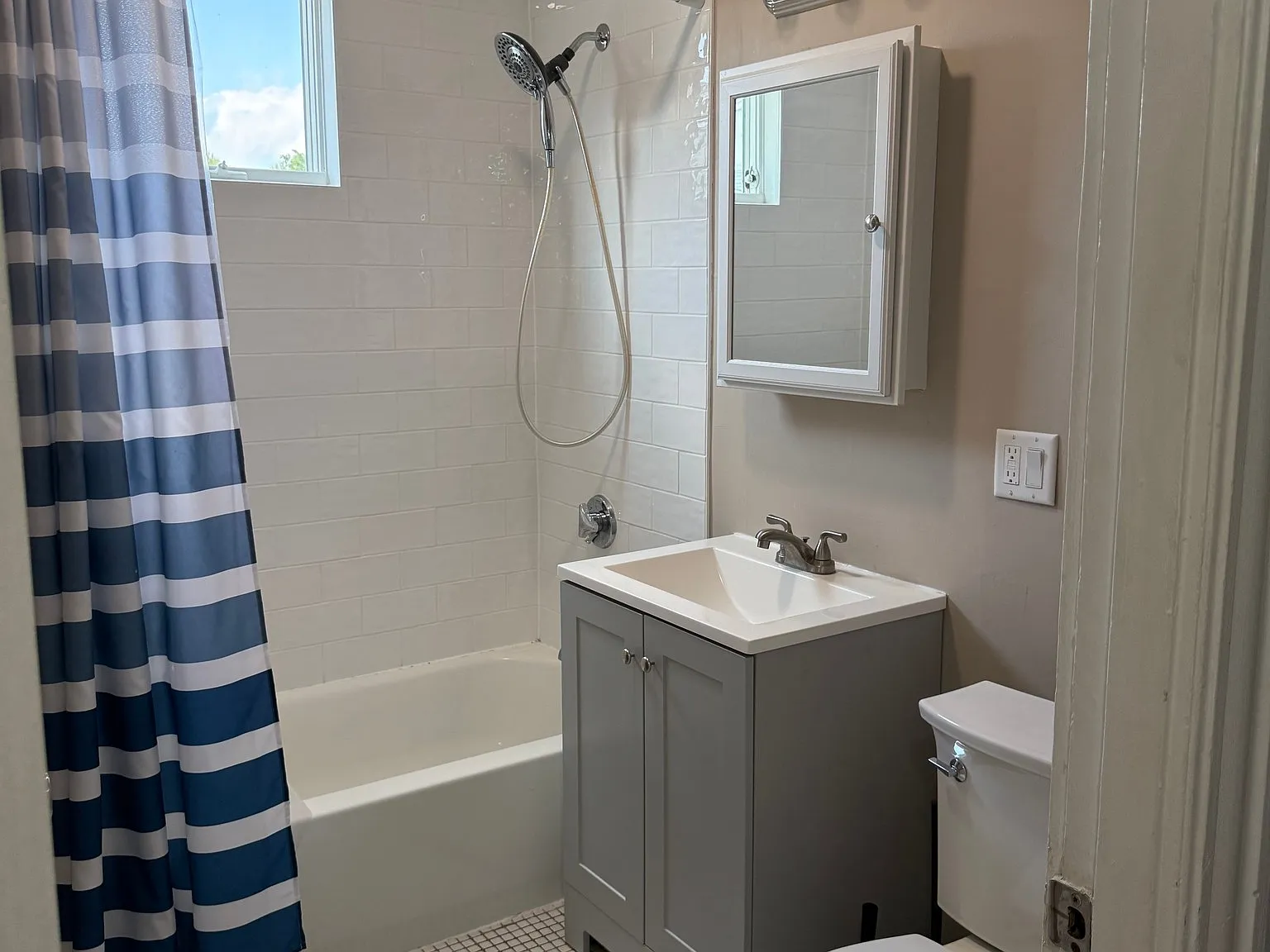 1 bed, 1.0 bath, 1000 sqft, $2,700 — Photo 1