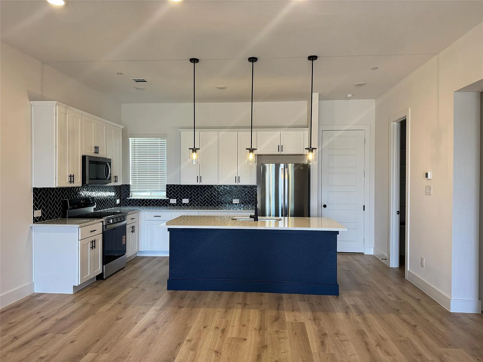 4 bed, 2.5 bath, 1970 sqft, $2,750 — Photo 1