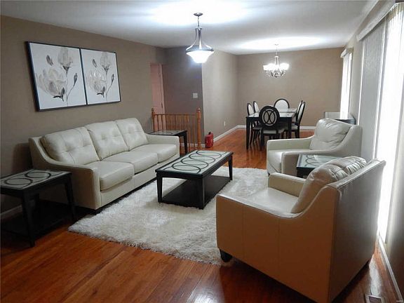3rd image of 4010 Woodcrest Dr