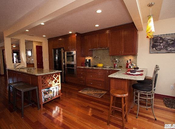 5th image of 470 E Market St