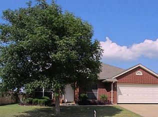 136 Parkview Dr, Saginaw, TX 76179