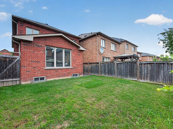 4th image of 254 Giddings Cres