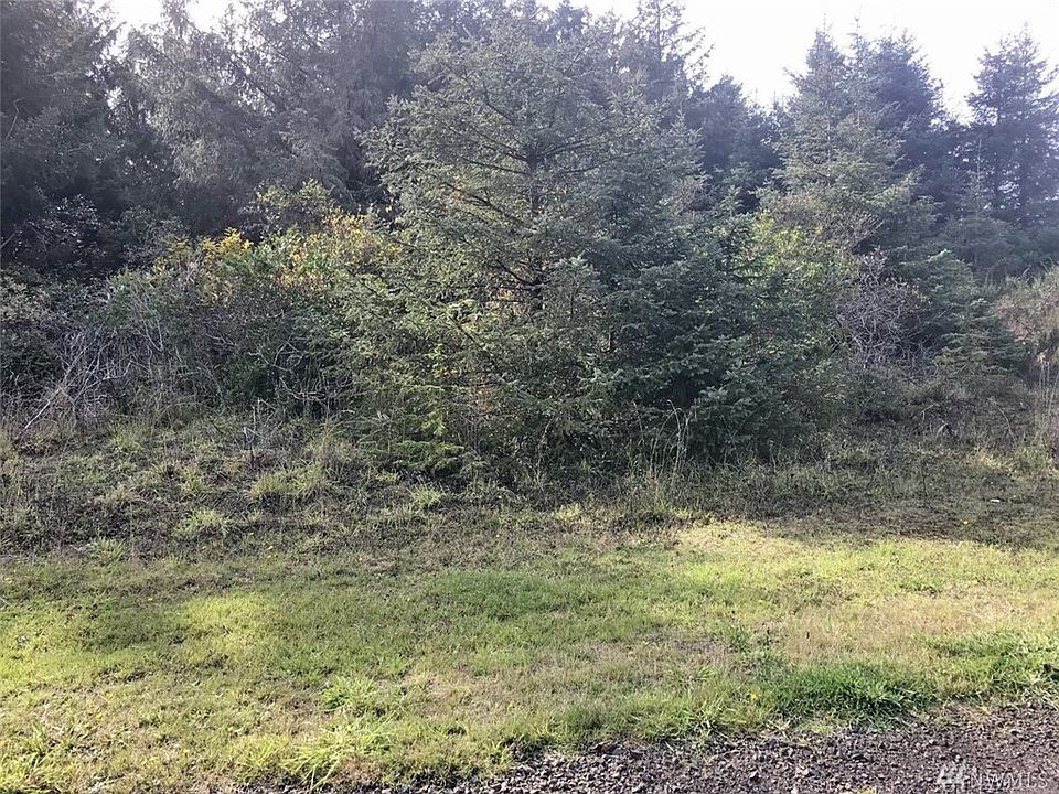 1st image of 747 Island Cir SE