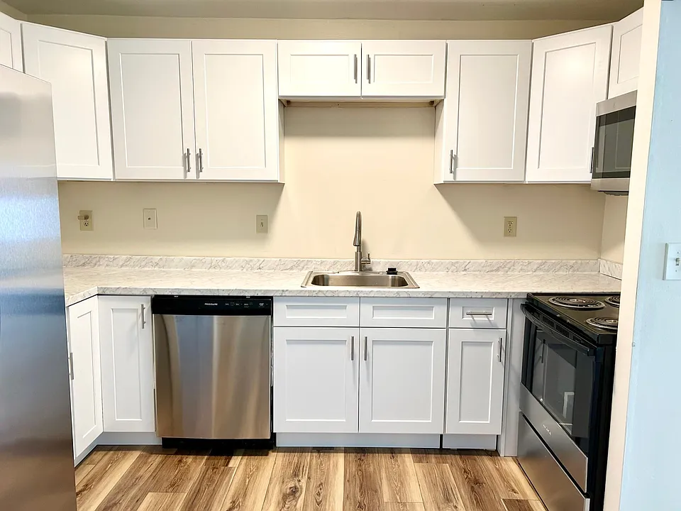 50 E Hill Rd #3L