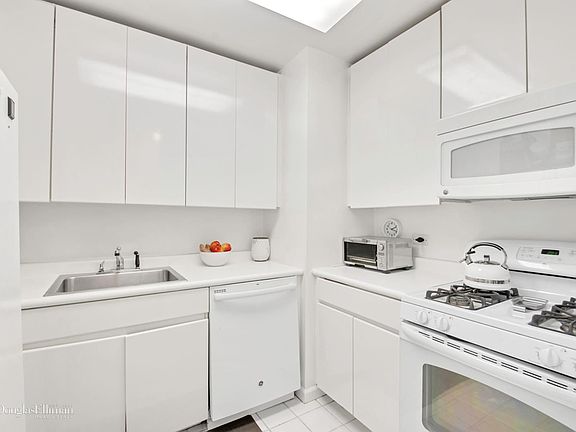 3rd image of 210 E 65th St Unit 16B
