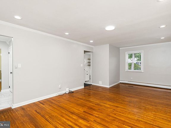 4th image of 10 Great Woods Dr