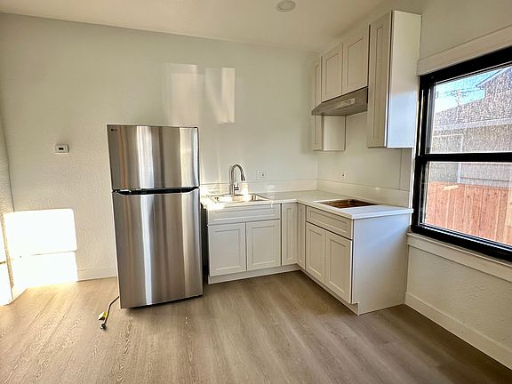 3rd image of 1072 Vine St #1
