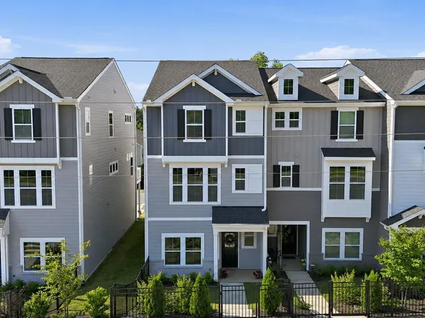 211 Pond View Ct, Fuquay Varina, NC 27526