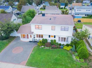 9 Woodgreen Ln, Wantagh, NY 11793