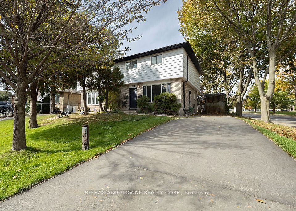 1st image of 4 Glamis Ct