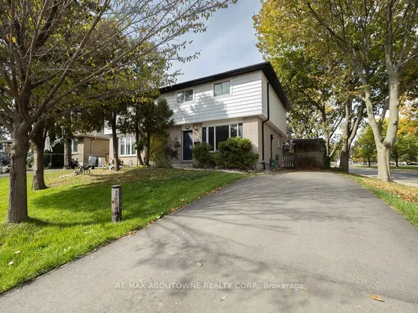 4 Glamis Ct, Hamilton, ON L9C 6B3