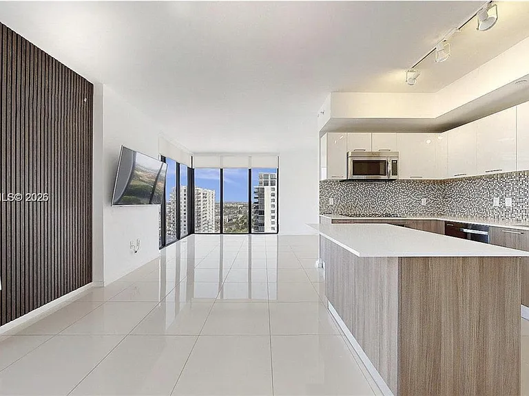 5300 Paseo Dr #1701 — Photo 2