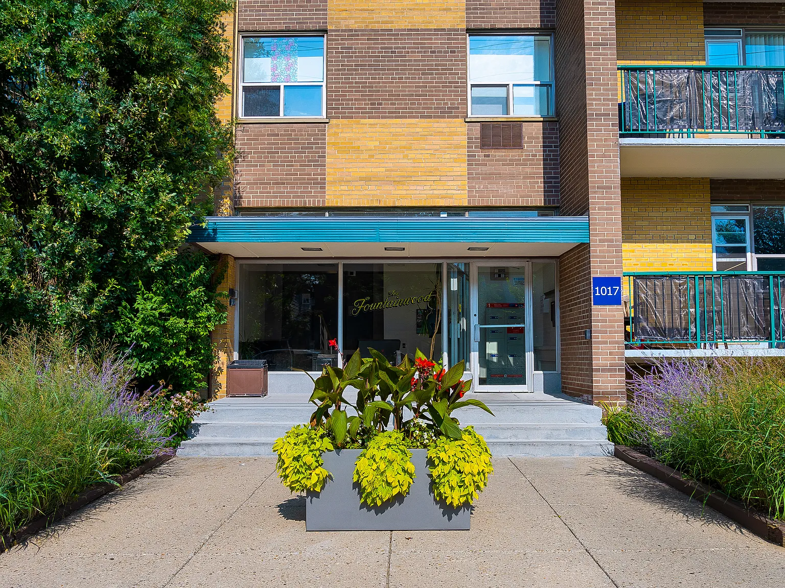 1017 Woodbine — Photo 2