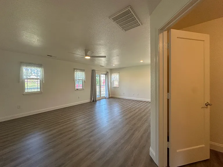 2400 Central Ave — Photo 30