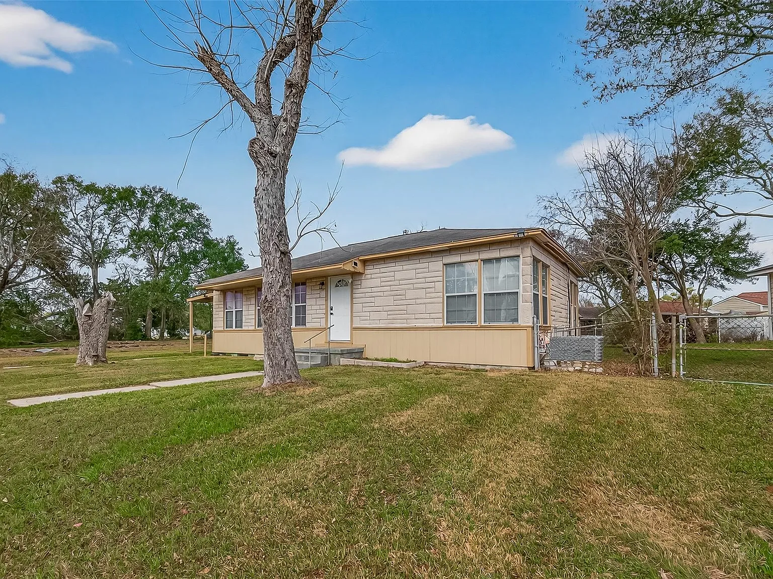 3 bed, 1.0 bath, 984 sqft, $1,450 — Photo 1