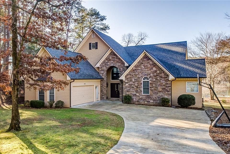 Image 1: Beautiful Home on Level Waterfront Lot